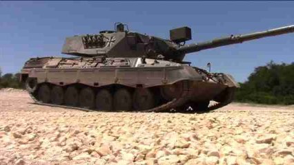 Conducir y disparar un tanque de guerra, al alcance de civiles en Texas