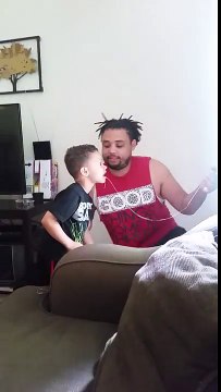 Arracher une dent à ton fils grâce à un fil à la porte...