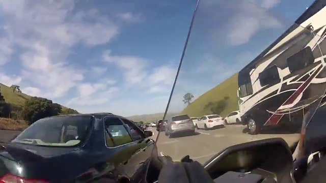 Rouler à fond dans les embouteillages ? Mauvaise idée !! Accident Moto