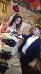 Ce marié ne partage pas le gateau avec sa femme !!