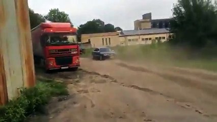 Господар авто повертається і питає: "Ну як там? Помили мою машину вже?"