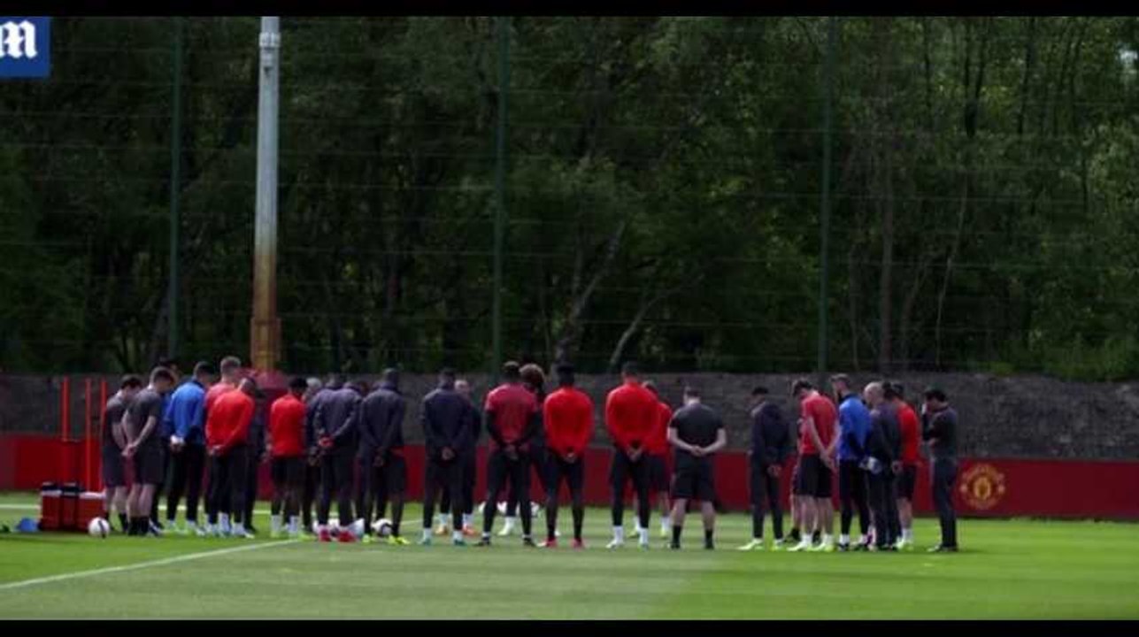 Attaque à Manchester : Paul Pogba et l’équipe de Manchester United honore une minute de silence (vidéo)