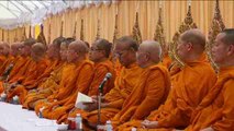 Budistas tailandeses celebran una ceremonia en honor al fallecido rey Bhumibol Adulyadej