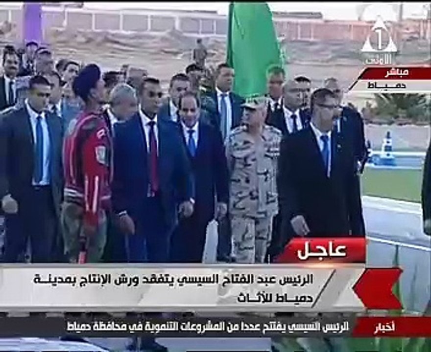 السيسى يستمع لشرح العاملين بالمركز التكنولوجى بمدينة دمياط للآثاث