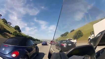 Rouler à fond dans les embouteillages   Mauvaise idée Accident Moto