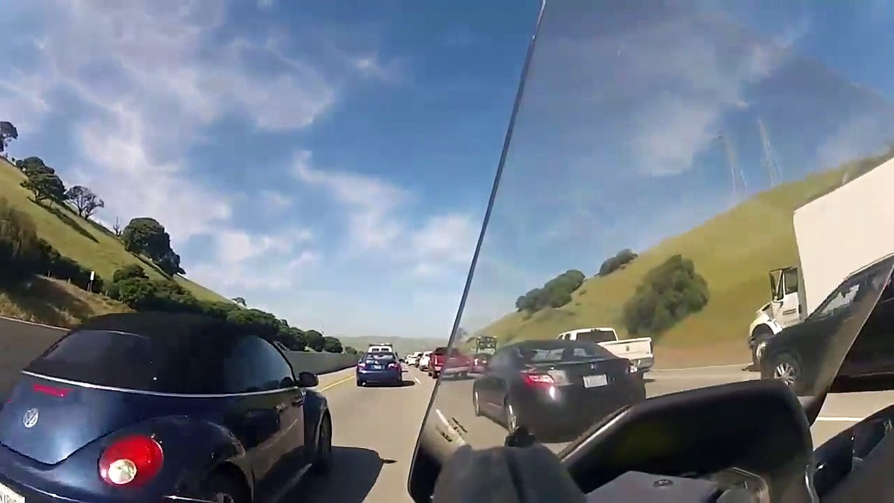 Rouler à fond dans les embouteillages   Mauvaise idée Accident Moto