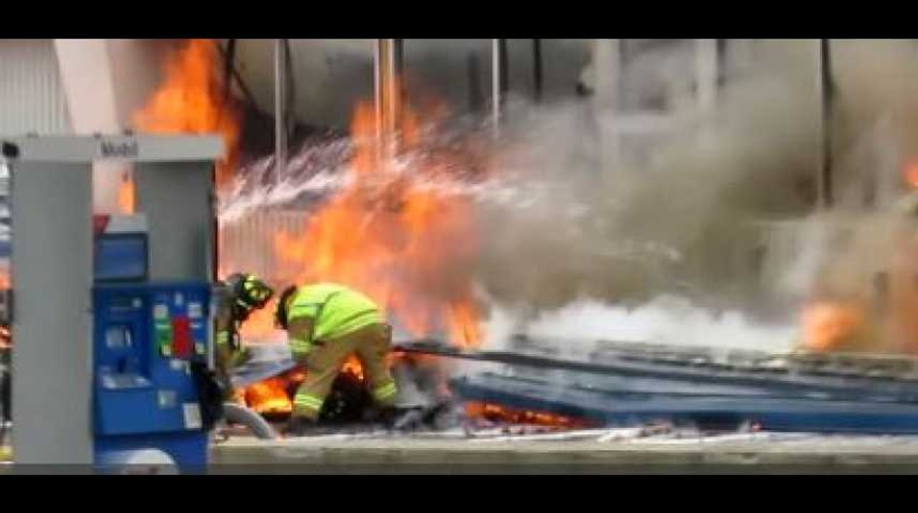 Un pompier coincé sous un toit en flammes est secouru de justesse (Vidéo)