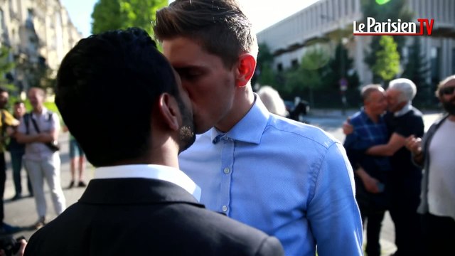 Un baiser collectif pour soutenir les Tchétchènes homosexuels