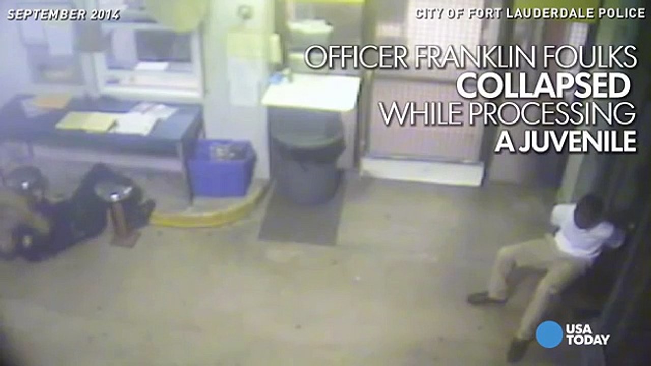 L'adolescent est menotté. Puis quand le policier s'effondre devant lui? Le jeune homme va poser ce geste très héroïque.