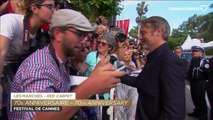Mads Mikkelsen manque de se faire écraser par une voiture - Festival de Cannes 2017