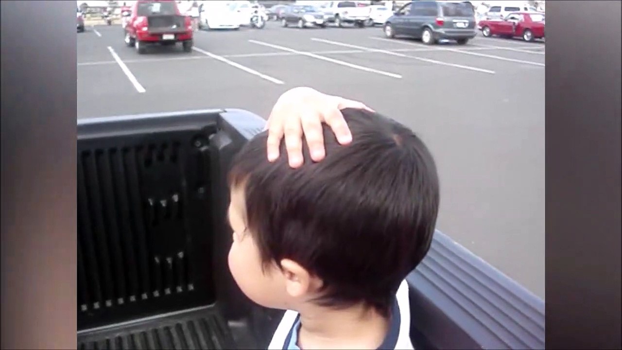 Ce garçon sait avoir un rire diabolique