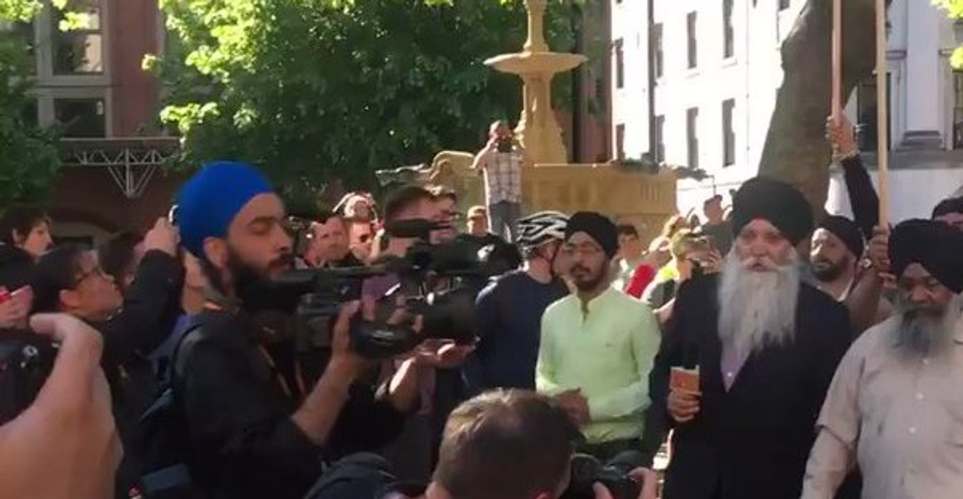 Sikhs Sing in Support for Manchester Attack Victims
