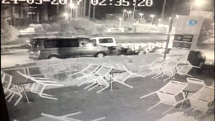 Kadıköy'de Fastfood Restoranına Silahlı Soygun: 4 Yaralı