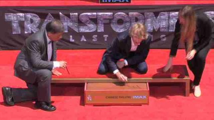 Michael Bay deja sus huellas en el Teatro Chino de Hollywood