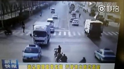 Un accident de voitures très bizarre !