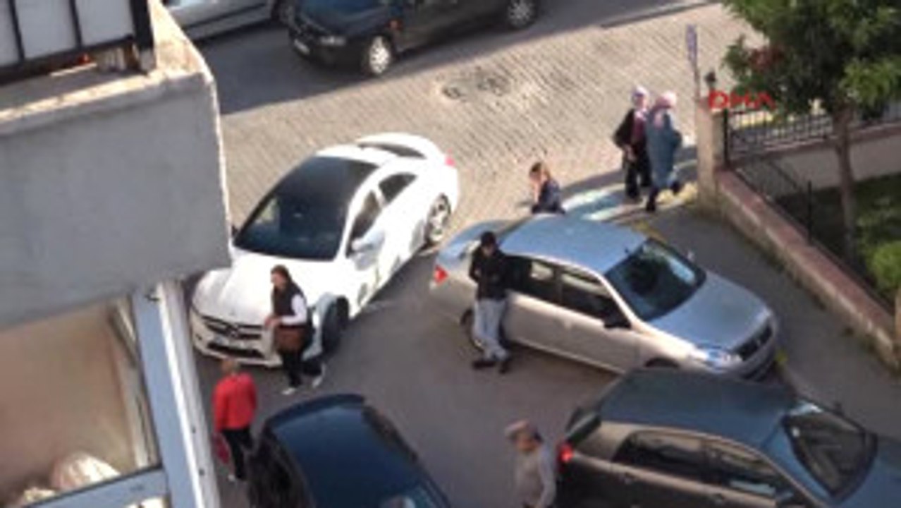 Ters Yönde Ilerledi, Karşısına Araç Çıkınca Kontağı Kapatıp Trafiği Kilitledi