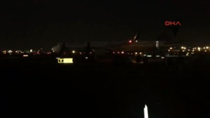 Newark'ta United Uçağı Kalkıştan Vazgeçti, Yolcular Slide Patlatılarak Tahliye Edildi