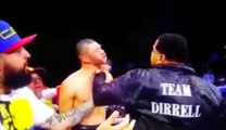 L'oncle d'un boxeur monte sur le ring pour aller décrocher des coups à l'adversaire