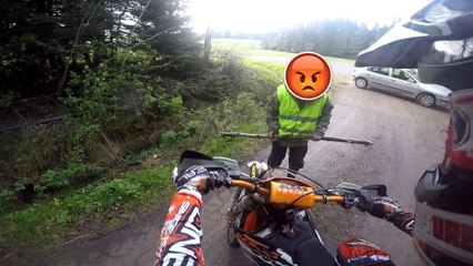 Le motard Rupture se fait agresser et poursuivre par un fou avec un bâton