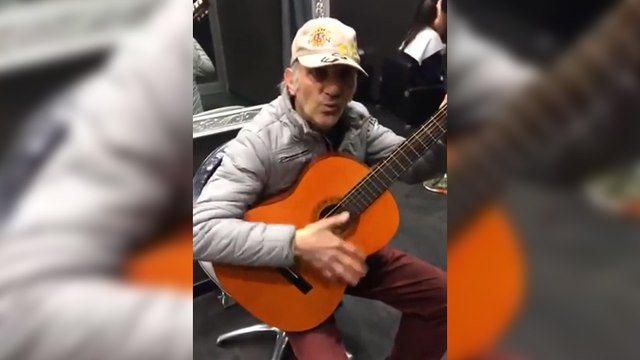 Il reprend la musique du film et pour quelques dollars de plus à la guitare