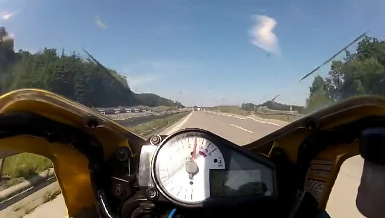 Lancé à 250km/h, un motard doit effectuer un freinage d'urgence pour éviter une voiture