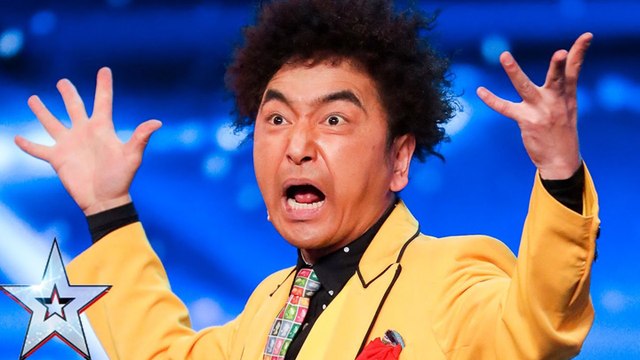 Un magicien avale des lames de rasoir