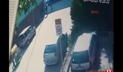 Okul önündeki arbedede! Güvenlik görevlisinin silahı ateş aldı