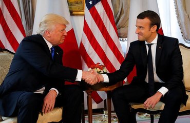 Скачать видео: WATCH: Trump exchanges 'knuckle-crushing' handshake with Macron