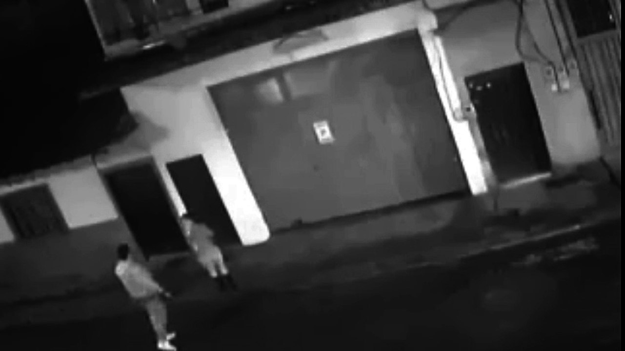 Se llama karma instantáneo: golpea a una mujer...