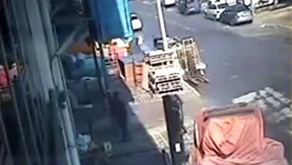 Un ouvrier se fait soudainement écraser par un toilette de chantier