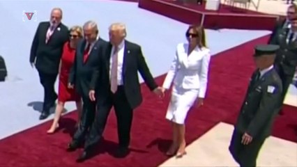 The Obamas Show Us the Correct Way to Hold Hands