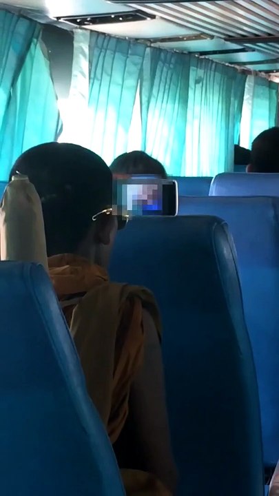 Ce moine bouddhiste regarde un porno dans le bus