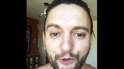 Cet enfoiré balance un gros lézard sur sa copine pour lui faire peur