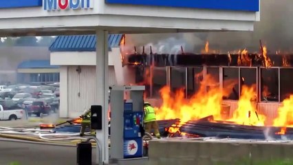 Un pompier se retrouve écrasé sous une station service en feu qui s'est écroulée