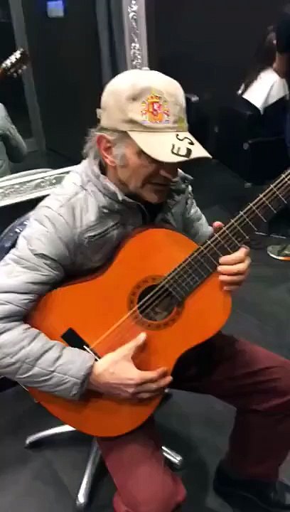 Ce vieil homme reprend la musique du film Western "Et pour quelques dollars de plus"