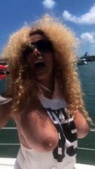 Afida Turner salue ses fans les seins à l’air depuis un bateau