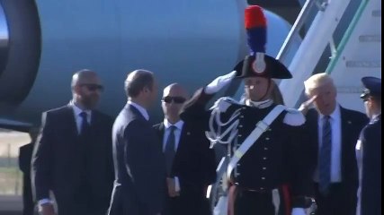 Download Video: Et un de plus... À sa sortie de l'avion en Italie, Mélania Trump met un nouveau vent à son mari Donald Trump