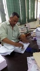 L'employé de mairie parfait qui tamponne plus vite que son ombre