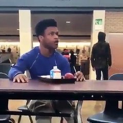 Oh le jeune il est pas content! Ce lycéen balance son plateau à la cantine