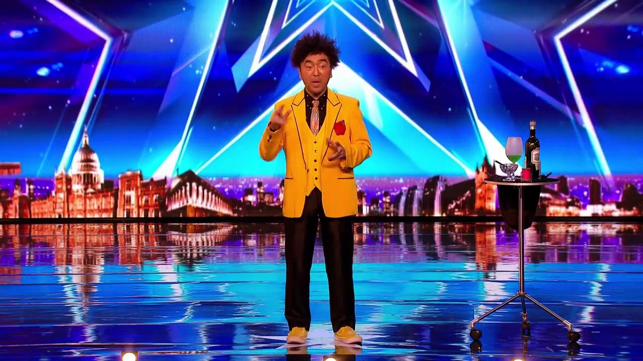 Ce magicien avale des lames de rasoir dans son numéro... Dingue