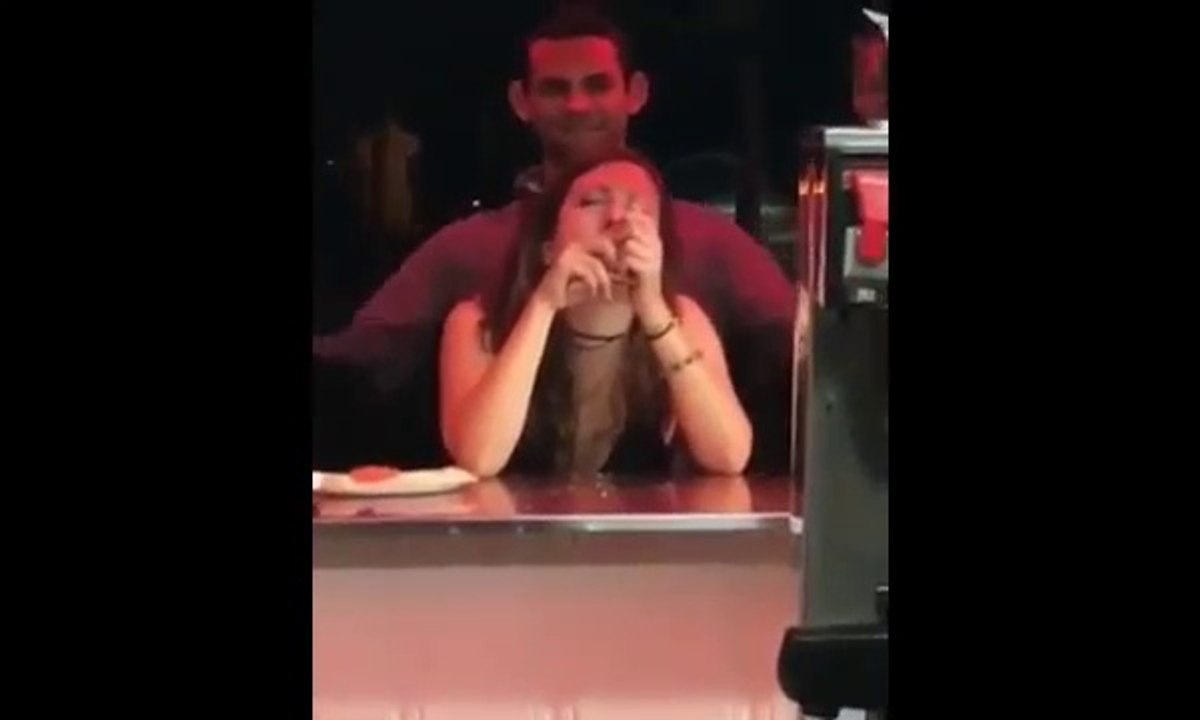 Cette fille bourrée kiffe tellement sa pizza... Ahaha