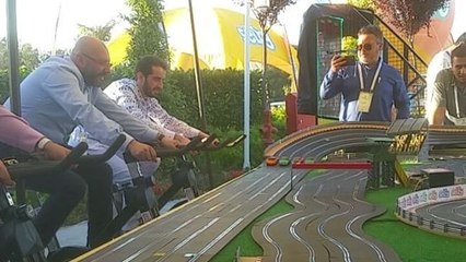 Un circuit électrique de petites voitures alimenté par des vélos d'appartement