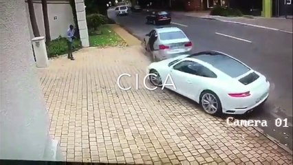Bandido tenta roubar Porsche mas é surpreendido pela astúcia do condutor