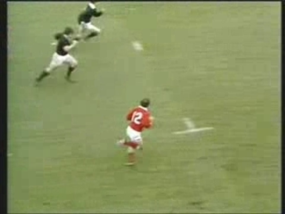 Phil Bennett try
