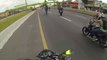 Une moto,qui roule toute seul,fait tomber un motard qui voulait l’arrêter