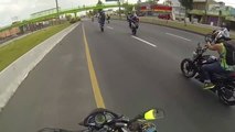 Une moto,qui roule toute seul,fait tomber un motard qui voulait l’arrêter