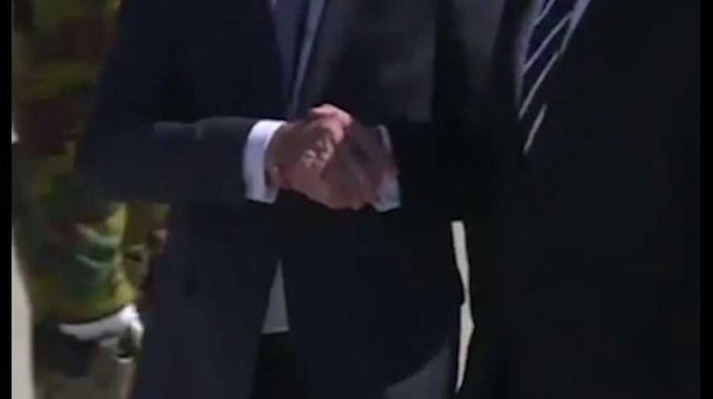 En Belgique, Donald Trump a encore pratiqué sa poignée de main préférée