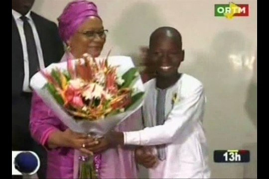 Les membres du comite d’organisation du sommet Afrique France ont récompensé les enfants de l’association sportive de Bamako