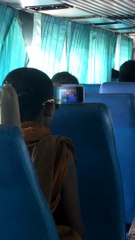 Ce moine bouddhiste regarde un film... dans le bus