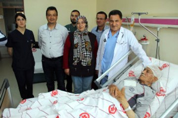 Cenazesine Diye Yola Çıktıkları Babalarını, İyileşmiş Halde Buldular